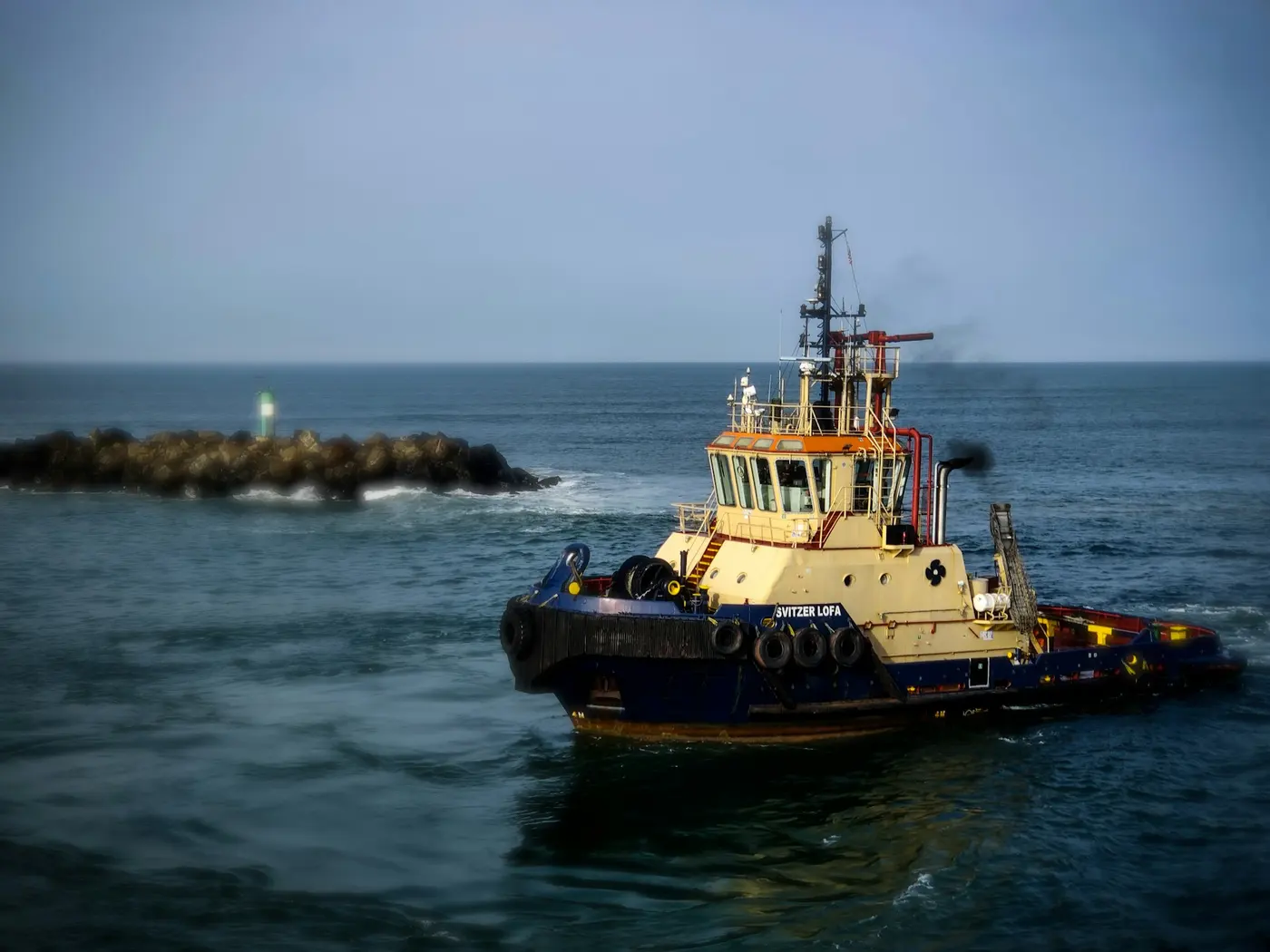 Rebocador navegando em mar aberto